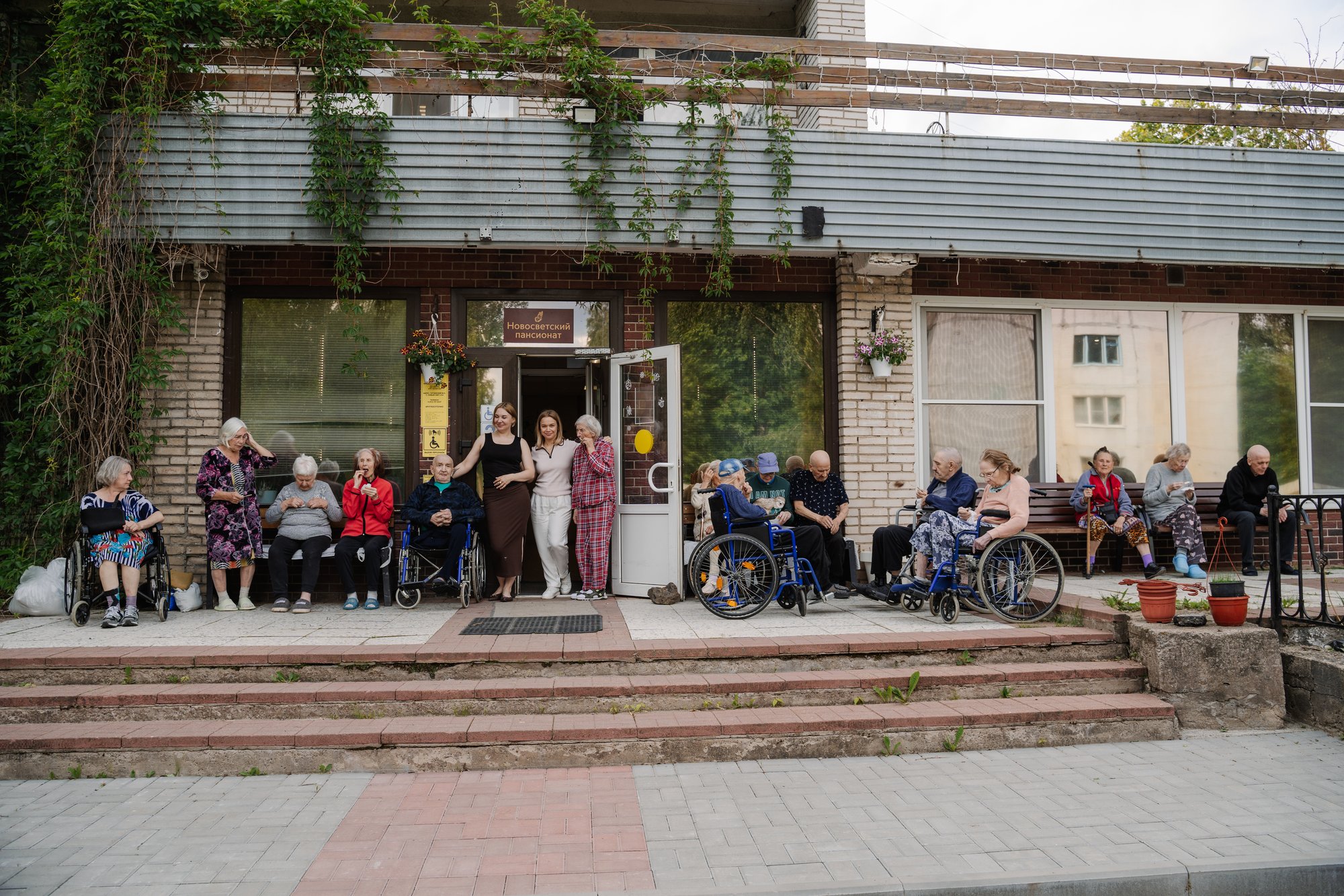 Постояльцы и сотрудники у входа в пансионат «Новосветский»