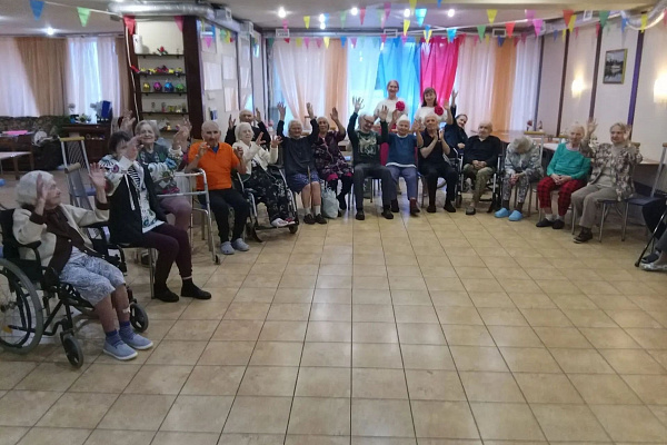 Ещё один день из жизни нашего пансионата. Мы приветствовали в гостях прекрасный дуэт вокалисток! Сп… — фото 1