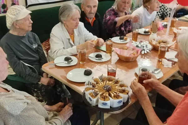 Сегодня мы поздравляем сразу двух прекрасных именинниц! Желаем здоровья, долгих лет жизни и никогда… — фото 7